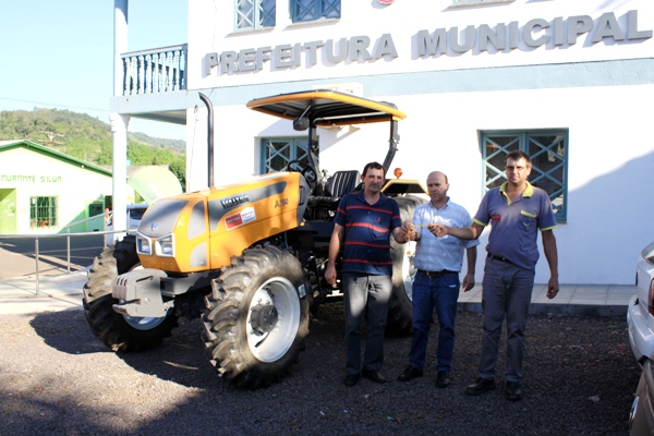 Município recebe Trator Agrícola